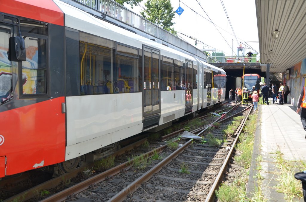 Unfall zwischen zwei KVB Bahnen Koeln Hoehenhaus Im Weidenbruch P137.JPG